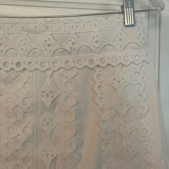 Cute white scalloped edge skirt - Picture 2 of 3